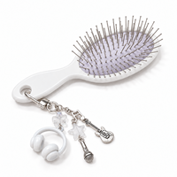 Brosse à cheveux mini coussinée OEM personnalisée avec porte-clés, brosse démêlante portable avec pendentif breloque, brosse à cheveux de voyage en gros