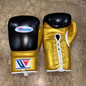 Guantes de Boxeo Profesionales de Alta Calidad Hechos a Medida, Negros y Dorados, Impermeables, Transpirables, de Secado Rápido, con Cierre de Cordones - Product Image 1