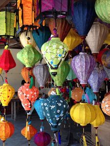 โคมไฟผ้าไหมหรูหราทำด้วยมือสไตล์เวียดนามโคมไฟผ้าไหมพรีเมี่ยมสำหรับตกแต่งที่ไม่เหมือนใครเหมาะสำหรับร้านค้าปลีกและผู้ซื้อขาย - Product Image 3