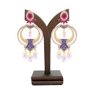 Pendientes colgantes AD tradicionales, elegantes pendientes chapados en oro, proveedor de joyería de moda personalizada, exportación de joyería artificial de lujo. - Product Image 1