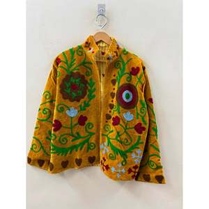 เสื้อโค้ทสปริงสไตล์ Prairie Chic สีเหลืองอำพันแบบกลับด้านได้ เป็นมิตรกับสิ่งแวดล้อม พร้อมปกผ้ากำมะหยี่ปักลาย Suzani ด้วยมือ ประดับด้วยลายเถาวัลย์ - Product Image 4