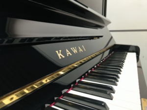 Piano acoustique droit Kawai BL51s BL51 noir pour musiciens professionnels, d'occasion, fabriqué au Japon, en bois massif, 88 touches - Product Image 6