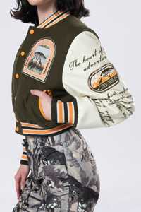 Chaqueta Universitaria Corta Unisex Estilo Safari Verde Bosque, Chaqueta Universitaria Corta con Bordado Chenille, Estampado de Cuero, Chaqueta de Béisbol Lavada - Product Image 2