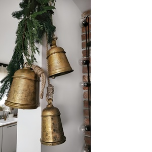 Campanas navideñas de metal de bajo precio, campanas de vaca de hierro decorativas pintadas a mano multicolores con mango de cuero - Product Image 5