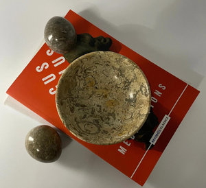 Bol en marbre pierre fossile fabriqué à la main. Une pièce maîtresse décorative de qualité supérieure pour les intérieurs de luxe, les hôtels et les cadeaux d'entreprise. - Product Image 2