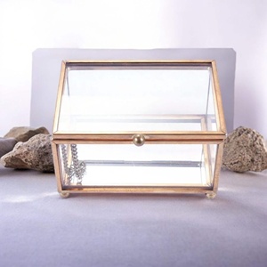 Boîte à bagues en verre au design de luxe Organisateur de bijoux en verre et métal avec cadre polonais doré pour les fiançailles de mariage d'anniversaire - Product Image 5