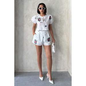 กางเกงขาสั้นผู้หญิงผ้าวอยล์ปักลายครีม - Product Image 1