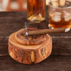 Cendrier personnalisable écologique rustique en bois d'olivier fait à la main de 4.3 pouces pour une utilisation à domicile dans les hôtels et les restaurants-Marque ArtisRaw - Product Image 2