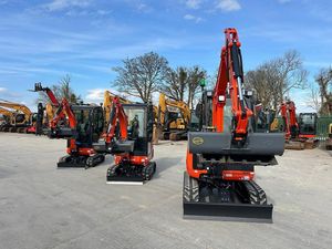 Mini-excavatrices Kubota KX016-4 et U27-4 d'occasion de qualité supérieure, avec godet hydraulique de 0,06 m³ de capacité, chargeur haute efficacité - Product Image 1