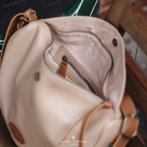 Djoen Sac à bandoulière en cuir de vachette de qualité export en cuir véritable fabriqué à la main au design minimaliste fermeture à glissière à la mode - Product Image 6