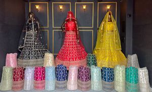 Lehenga choli กำมะหยี่หรูหราสำหรับเจ้าสาวที่มีสไตล์รอยัลราจวาด้าเปลวไฟขนาดใหญ่หลาย kali Patch ทำงานคู่ dupatta สำหรับราคาที่ดีที่สุด - Product Image 6