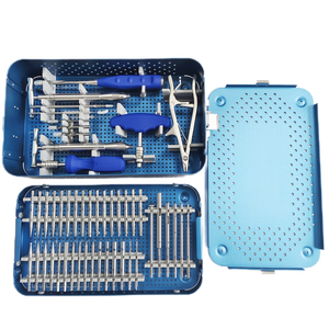 Juego de Instrumentos Ortopédicos de Acero Inoxidable para Tornillos Óseos con Estuche de Esterilización, Guías de Perforación Quirúrgica, Destornilladores y Herramientas de Fijación - Product Image 1