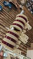 Bracelets de mariée en or mat en ligne, style tendance, bracelets en laiton avec des couches de pierres et de perles et des détails gravés pour les mariages