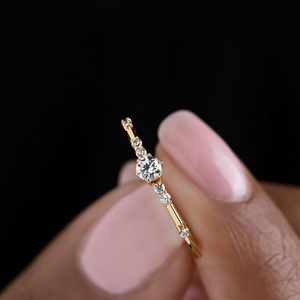 Anillo de Compromiso y Matrimonio de Plata de Ley 925 con Moissanita Redonda, Engaste de Lujo con Puntas, Chapado en Oro de 18K, Certificado, 3 Gramos, Estilo Eternity - Product Image 1