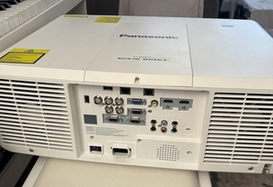 Proyector WUXGA PT-MZ670U de 6500 Lúmenes - Product Image 2