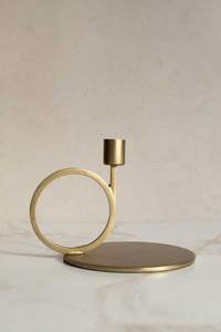 Candelabro de Metal Resistente con Base Estable para Uso Seguro en Interiores y Exteriores, Elegante y Decorativo - Product Image 3