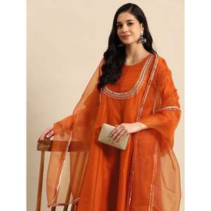 Ensemble de kurta en soie pure orange brodée pour femmes, pour les mariages - Product Image 3