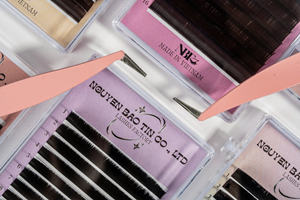 Venta al por mayor 50% Descuento en 0,07mm Mate Negro oscuro Volumen individual Extensiones de pestañas Bandeja ML L + Espesor Etiqueta privada - Product Image 6