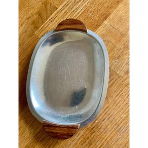 En vente Plateau en acier inoxydable vintage Mid Century Modern Retro Metal Tray avec manche en bois Pièce authentique - Product Image 2