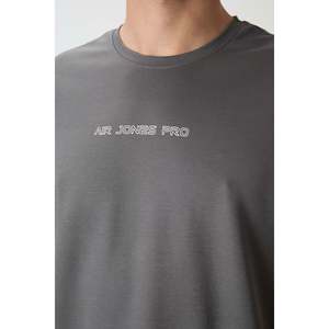 เสื้อยืดผ้าฝ้ายทรงโอเวอร์ไซส์สีเทาเข้มสำหรับผู้ชาย ยี่ห้อแอร์ จอนส์ ผิวสัมผัสหนาพิเศษพร้อมลายพิมพ์ รุ่น 88364 - Product Image 2