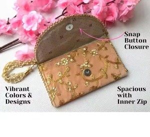 Sacs à bandoulière en velours traditionnels indiens avec travail de broderie Sacs cadeaux faits à la main pour mariages, fêtes et festivals - Product Image 4