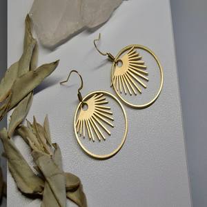 Boucles d'oreilles soleil céleste en laiton plaqué or faites à la main pour femmes mariage et fête - Product Image 3