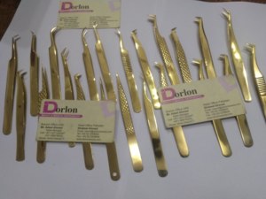 Pince à épiler en acier inoxydable plaqué or à motif pointillé poignée avec logo personnalisé pour extension de cils incurvés à 45 degrés - Product Image 3