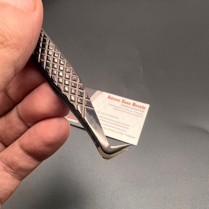 Botte mince à 90 degrés Logo personnalisé Pointe en nano fibre de plasma noire Pince à cils en forme de cœur en acier inoxydable durable et de volume - Product Image 6