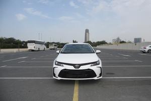 Toyota Corolla d'occasion 2020 avec intérieur foncé, régulateur de vitesse adaptatif, boîte automatique 6 vitesses, 4 places, toit ouvrant - Product Image 2