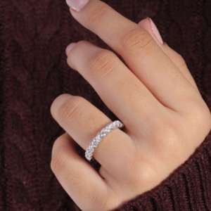 Anillo de compromiso de diamante cultivado en laboratorio redondo chapado en oro de 18 quilates para mujer - Product Image 3
