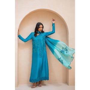 ชุดเสื้อเชิ้ตผ้าซาตินมารีน่าพร้อมผ้าคลุมไหล่ - Product Image 4
