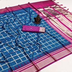 ผ้าไหมบาแนรัสแท้ VASTRA COTTAGE พร้อมลายปักด้วยด้ายซารีทั่วผืน ดีไซน์หรูหราด้วยพัลลูที่สวยงาม และเสื้อทอผ้าไหมแบบตัดสี - Product Image 1