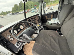 Camion à benne basculante d'occasion super propre 2024 2023 2020 Freightliner Coronado 122 SD Camion à benne basculante Detroit 525HP Automatique - Product Image 5