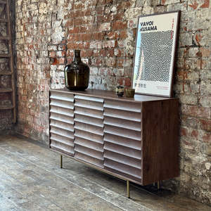 Aparador Daria de madera de mango macizo grande de 3 puertas de nogal - Product Image 3