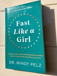 Rápido como una niña (libro en rústica) Una guía revolucionaria para la salud de las mujeres, Ayuno (suministro al por mayor) - Product Image 5