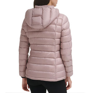Chaqueta acolchada recortada de diseño moderno y elegante para mujer, color brillante, acabado acolchado cálido para invierno con capucha desmontable y cremallera frontal - Product Image 6