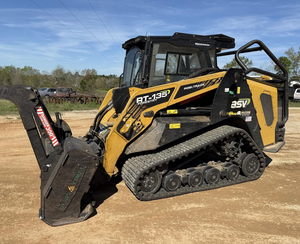 รถตักล้อยางสำหรับงานป่าไม้ ASV RT-135 รุ่นยอดนิยม ใช้เครื่องยนต์ดีเซล แบบตีนตะขาบ สีเหลือง รุ่น Max Series Posi-Track พร้อมอุปกรณ์บดไม้ - Product Image 1
