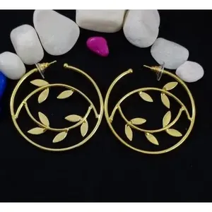 Boucles d'oreilles créoles en laiton plaqué or faites à la main pour mariage avec motif végétal - Product Image 2