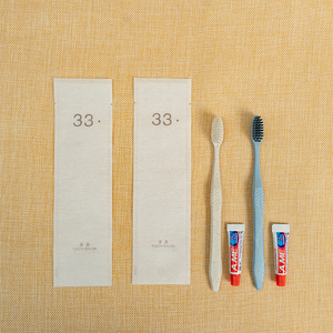 Prodotti OEM all'ingrosso: Kit di cortesia per hotel a 3 stelle, ecologico, ideale per i viaggi, in bambù con texture waffle, regolabile in altezza (due livelli), con dentifricio. - Product Image 1