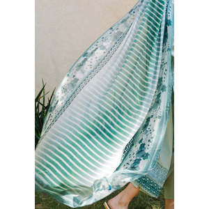 Ensemble de costume en lawn brodé 3 pièces pour femmes avec dupatta en mousseline imprimée BM-62003 - Product Image 3