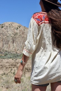 Hollyday Suite - Vestido Folclórico Mexicano Vintage Hecho a Mano, Túnica Artesanal Bordada a Mano con Punto de Cruz, 100% Algodón Natural Mexicano - Product Image 4