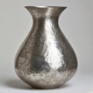 Vase en nickel brossé fabriqué à la main pour maisons contemporaines Vase de sol en métal Design floral en relief Décoration d'intérieur Déclaration d'accent - Product Image 4