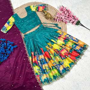 เครื่องแต่งกายที่สวยงามสไตล์โมเดิร์นที่ดีที่สุดในหนัก Chinon lehenga choli กับ dupatta กับพิมพ์เลื่อมเย็บปักถักร้อยทำงานขายส่ง - Product Image 5