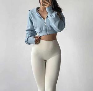 Col roulé fermeture éclair sweats à capuche courts pour femme sweat à fermeture éclair personnalisé sweats à capuche pour femmes haut court en coton sweat à capuche zippé à vendre - Product Image 3