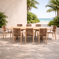 Ensemble de salle à manger extérieur moderne en teck avec chaises en corde tressée, coussins imperméables et design léger et durable pour les complexes hôteliers
