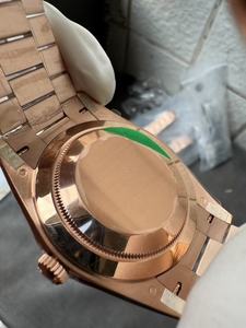 La montre personnalisée de 40 mm présente un verre saphir et un mouvement mécanique automatique, avec un design de marque luxueux et original. - Product Image 3