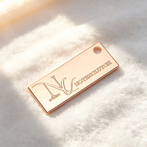 Étiquette personnalisée pour vêtements, gravée en creux, avec contours exclusifs, plaque nominative en métal bronze résistant à l'oxydation pour gilets, sacs à dos, baskets - Product Image 1