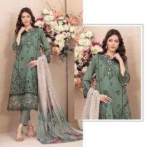 Costumes pakistanais en coton pur cambric au design élégant avec dupatta en chanderi à imprimé numérique et broderie pour les occasions spéciales - Product Image 1