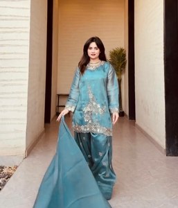 Nouvelle robe salwar kameez tendance, design tendance, couleurs magnifiques et riches, légère, idéale pour les mariages et les réceptions, pour la mariée et les demoiselles d'honneur. - Product Image 2