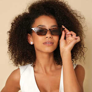 ต่างหูแบบติดหูรูปไม้กางเขนประดับเพชรโมอิสซาไนต์สีทอง VVS ดีไซน์ทันสมัย ชุบทอง 18K เหมาะสำหรับเป็นของขวัญวันครบรอบ เครื่องประดับฮิปฮอปสุดหรู - Product Image 3